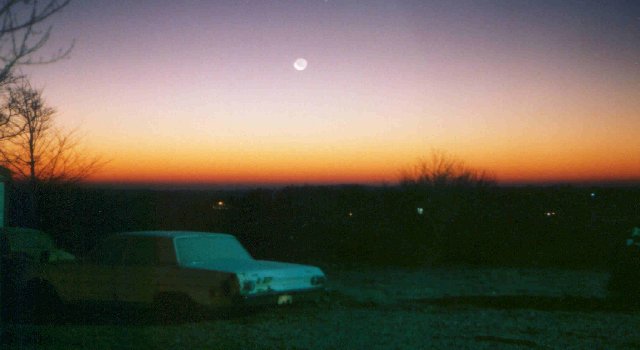 moon1.jpg (30040 bytes)