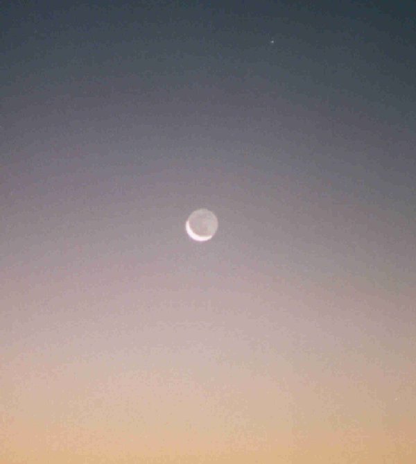 moonclose1.jpg (30078 bytes)